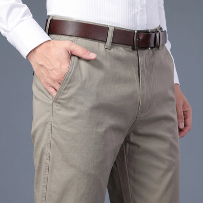 Callum Slim Chino green, close-up of the slant pocket, waistband and twill fabric