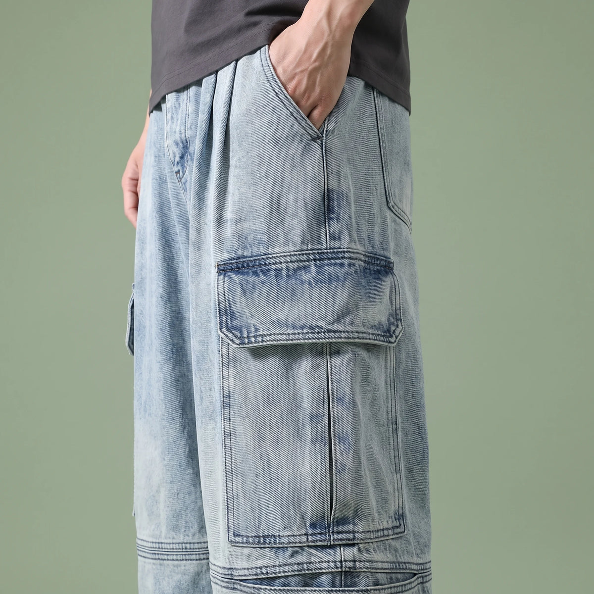 Dalton Baggy Cargo Jean light blue, close-up of flap cargo pocket and denim wash