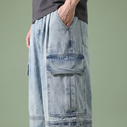 Dalton Baggy Cargo Jean light blue, close-up of flap cargo pocket and denim wash