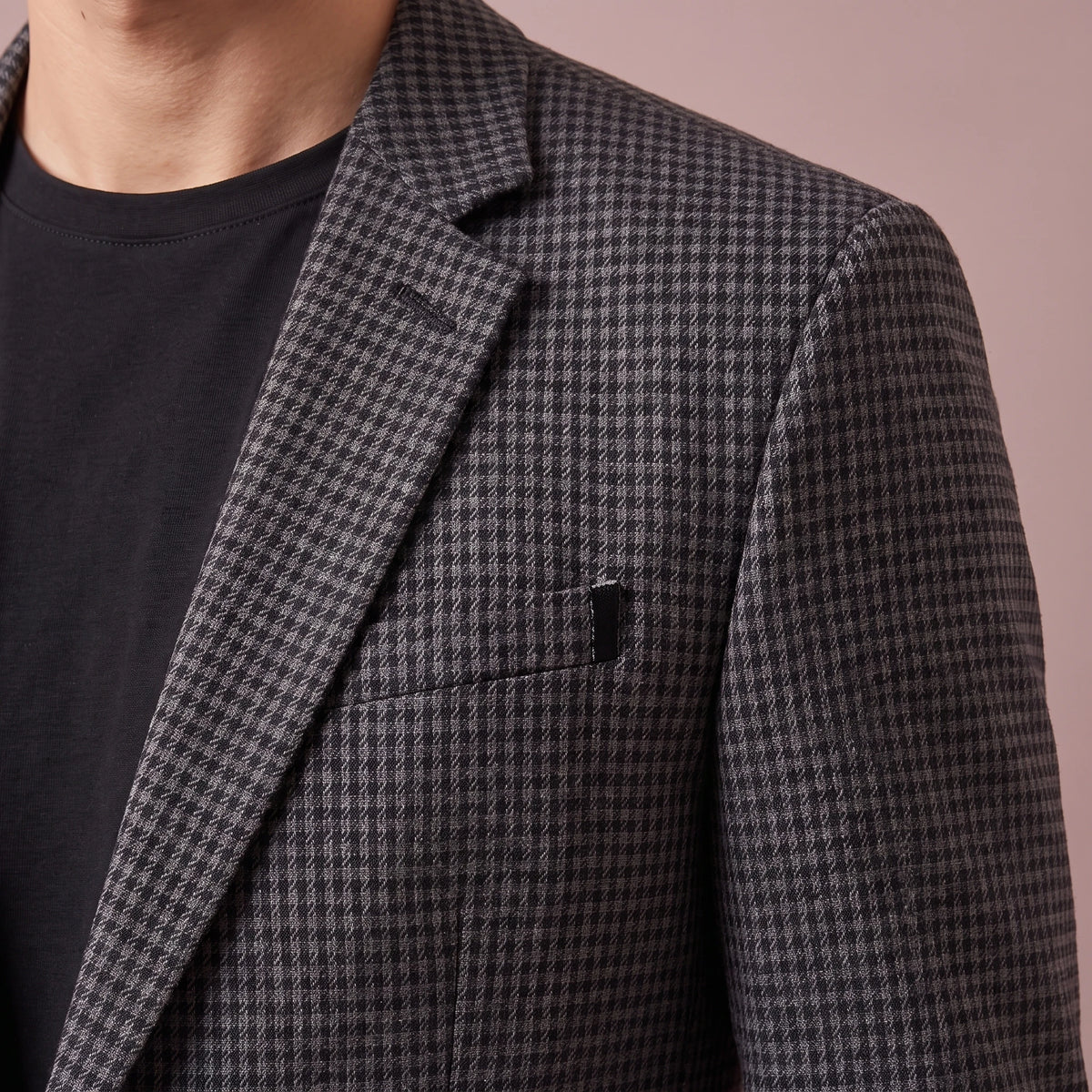 Thornton Check Blazer in dark grey, men's one-button houndstooth blazer with notch lapels, close-up of the lapel, chest pocket and houndstooth texture